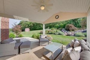 Posezení v ubytování Game Room and Covered Patio Hummelstown Hideaway