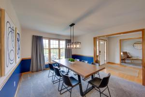 Posezení v ubytování Game Room and Covered Patio Hummelstown Hideaway