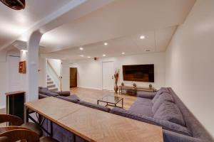 Posezení v ubytování Game Room and Covered Patio Hummelstown Hideaway