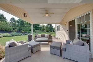 Posezení v ubytování Game Room and Covered Patio Hummelstown Hideaway