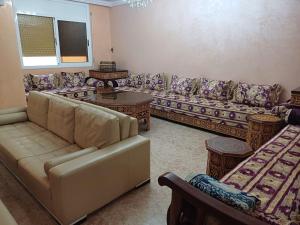 sala de estar con sofás, mesas y sofá en Appartement familiale méditerranéen en Alhucemas