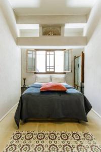 1 dormitorio con cama y alfombra en Shuk Museum, en Tel Aviv