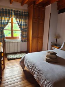 a bedroom with a large bed and a window at Hotel Rural El Sestil in Dobres