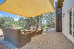 un patio con un montón de sillas y una sombrilla en Tranquil Edgewood Retreat with Patio and Grill!, en Edgewood