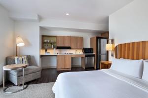 Element Austin Downtown في أوستن: غرفة في الفندق مع سرير ومكتب