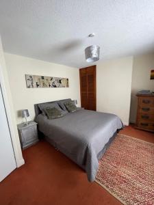 En eller flere senge i et værelse på Park cottage High Crompton