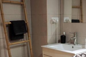 a bathroom with a sink and a shower with a mirror at Casa céntrica con terraza y vistas inigualables in Jaén