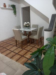 a dining room with a table and chairs at Temporada Paulistana exclusivo para Mulheres in Sao Paulo