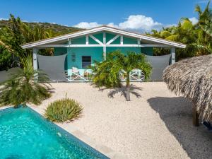 una casa azul con piscina frente a ella en Paradise Apartments - Curacao, en Fontein