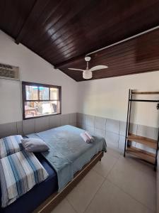 a bedroom with a bed and a ceiling at Ilha Grande Inn in Abraão