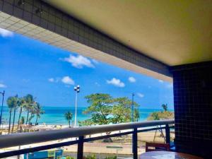 einen Balkon mit Strandblick in der Unterkunft Landscape Beira Mar Deluxe Vista Mar in Fortaleza