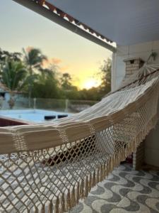un'amaca su un portico con vista sulla piscina di Apartamento cozzy a Pipa