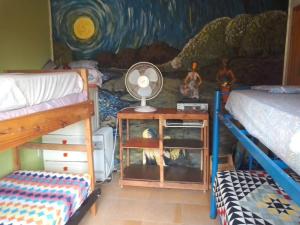 - une chambre avec 2 lits superposés et une table avec une lampe dans l'établissement Hostel Alfa, à San Marcos Sierras