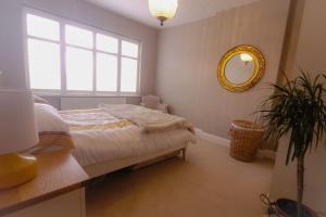 Кровать или кровати в номере Home in Streatham