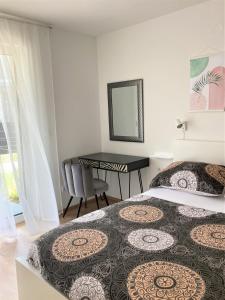 1 Schlafzimmer mit 2 Betten, einem Tisch und einem Schreibtisch in der Unterkunft Promenade by BestChoice - Self Check-in with Parking Option in Graz