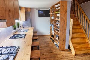 eine Küche mit einer Arbeitsplatte und einer Treppe in der Unterkunft Noclegi Wrzosowa Siedlce in Grabianów