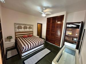 Ένα ή περισσότερα κρεβάτια σε δωμάτιο στο Casa com Piscina e Churrasqueira na Riviera em Bertioga