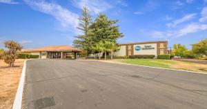 an empty road in front of a store at Best Western Roseville Inn in Roseville