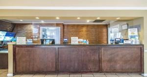 un restaurant avec un grand comptoir en bois dans un magasin dans l'établissement Best Western Roseville Inn, à Roseville