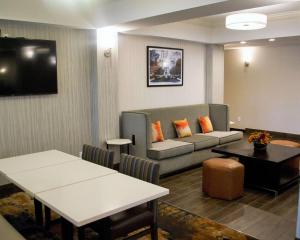 uma sala de estar com um sofá e uma mesa em Hampton Inn Marion em Marion