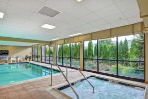 uma grande piscina interior com uma grande janela em Hampton Inn Lewisburg em Lewisburg