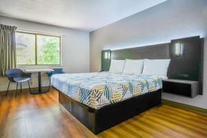 Rúm í herbergi á Motel 6-Gresham, OR - Portland