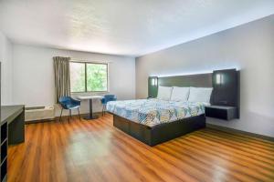 Rúm í herbergi á Motel 6-Gresham, OR - Portland