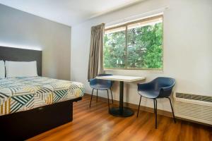 Rúm í herbergi á Motel 6-Gresham, OR - Portland