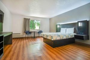Rúm í herbergi á Motel 6-Gresham, OR - Portland
