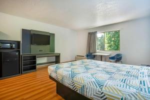 Rúm í herbergi á Motel 6-Gresham, OR - Portland