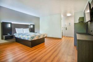 Rúm í herbergi á Motel 6-Gresham, OR - Portland
