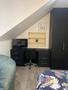 TV a/nebo společenská místnost v ubytování Luxury Double Room W/ Private Bathroom