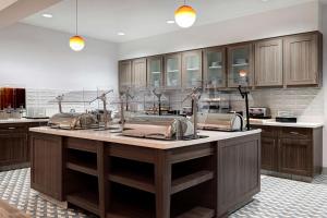 una gran cocina con una gran isla en el medio en Homewood Suites By Hilton Santa Clarita/Valencia, Ca, en Santa Clarita