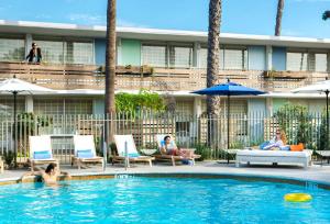 A piscina localizada em The Leta Santa Barbara Goleta, Tapestry Collection by Hilton ou nos arredores