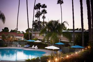 A piscina localizada em The Leta Santa Barbara Goleta, Tapestry Collection by Hilton ou nos arredores