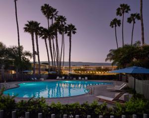 A piscina localizada em The Leta Santa Barbara Goleta, Tapestry Collection by Hilton ou nos arredores