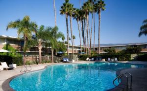 A piscina localizada em The Leta Santa Barbara Goleta, Tapestry Collection by Hilton ou nos arredores