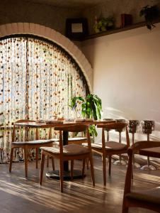 Uma área de estar em The Leta Santa Barbara Goleta, Tapestry Collection by Hilton