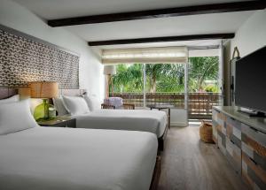 um quarto de hotel com duas camas e uma televisão em The Leta Santa Barbara Goleta, Tapestry Collection by Hilton em Santa Bárbara