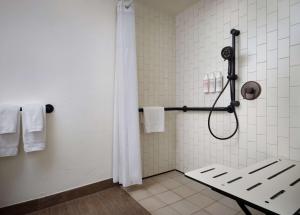 Um banheiro em The Leta Santa Barbara Goleta, Tapestry Collection by Hilton
