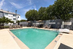 Sundlaugin á Best Western Plus Fort Worth North eða í nágrenninu