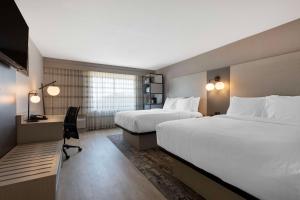 Rúm í herbergi á Best Western Plus Fort Worth North