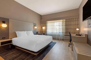 Sjónvarps- og/eða afþreyingartæki á Best Western Plus Fort Worth North +25 myndir