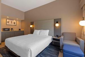 Rúm í herbergi á Best Western Plus Fort Worth North