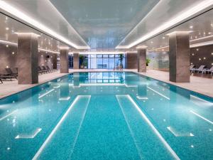 duży basen w budynku hotelowym w obiekcie DoubleTree By Hilton Seoul Pangyo w mieście Seongnam