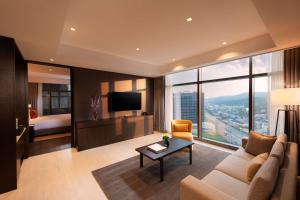 salon z kanapą i telewizorem w obiekcie DoubleTree By Hilton Seoul Pangyo w mieście Seongnam