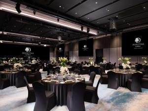 un salón de banquetes con mesas, sillas y un escenario en DoubleTree By Hilton Seoul Pangyo, en Seongnam