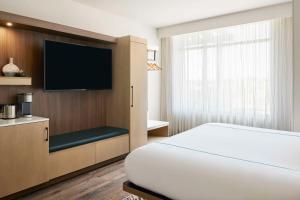 The Eddy Hotel Tucson, Tapestry Collection By Hilton客房内的一张或多张床位
