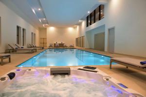 Hilton Taghazout Bay Beach Resort & Spa内部或周边的泳池