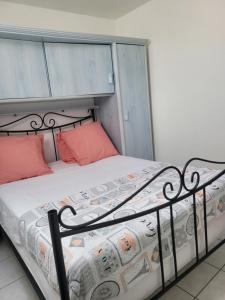 - une chambre avec un lit et des oreillers rouges dans l'établissement Le Bluey, à Chabris